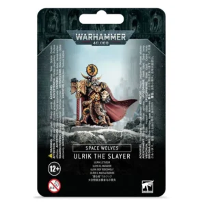 Emballage cartonné de type blister pour une figurine de la marque Warhammer 40,000. En haut au centre, le logo officiel argenté "Warhammer 40,000" est visible sur un fond sombre de cathédrale gothique. Au centre, une photo présente la figurine assemblée et peinte d'SPACE WOLVES ULRIK LE TUEUR, un guerrier en armure noire doté d'une longue barbe blanche, d'une cape rouge dynamique, d'un casque à cornes et tenant un sceptre orné d'un crâne de loup. Il est positionné sur un socle texturé imitation roche enneigée. En bas, sur un fond noir, le texte indique en blanc "SPACE WOLVES" puis "ULRIK THE SLAYER", suivi de ses traductions dans plusieurs langues, dont "ULRIK LE TUEUR". Les logos de sécurité "12+" et "0-3" ainsi que le logo Citadel Warhammer figurent dans les coins inférieurs.