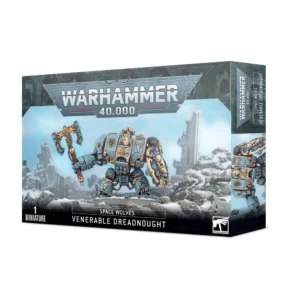 Boîte de produit officielle pour la figurine SPACE WOLVES: DREADNOUGHT VÉNÉRABLE de Warhammer 40,000. L'illustration principale montre un marcheur de combat massif blindé de couleur bleu-gris, décoré d'or, de crânes de loups et de motifs runiques nordiques. Il brandit une immense hache de givre énergétique d'une main et un grand bouclier de l'autre, debout dans un paysage de ruines enneigées sous un ciel clair. Le logo officiel Warhammer 40,000 est visible en haut au centre, et les mentions « Space Wolves Venerable Dreadnought » ainsi que « 1 Miniature » figurent en bas de la boîte.