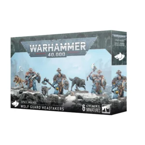 Boîte de figurines pour le jeu de stratégie Warhammer 40,000 affichant le set S/WOLVES: PRENEURS DE TETES GARDES LOUPS. L'illustration centrale présente trois féroces guerriers Space Wolves en armure assistée bleu-gris, parés de fourrures, de boucliers ronds gravés et de haches de combat, avançant dans un décor enneigé et rocheux aux côtés de trois loups fenrissiens. Le logo officiel Warhammer 40,000 trône en haut au centre, tandis que les mentions Space Wolves Wolf Guard Headtakers, le logo de la tête de loup blanche et l'inscription 6 Citadel Miniatures complètent le packaging noir et bleu.