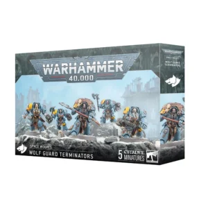 Boîte de produit officielle Warhammer 40,000 présentant le set SPACE WOLVES: TERMINATORS GARDES LOUPS. L'illustration centrale montre cinq figurines de Terminators Space Wolves en armure énergétique bleu-gris et épaulières jaunes, avançant dans un décor enneigé et rocheux avec des ruines en arrière-plan. Les figurines sont ornées de détails nordiques, de fourrures de loups et de crocs, et portent des armes lourdes comme des marteaux de tonnerre, des boucliers tempête et un canon d'assaut. Le grand logo gris et rouge "Warhammer 40,000" domine le haut de la boîte, tandis que l'inscription "Space Wolves Wolf Guard Terminators" et le logo de la tête de loup blanche figurent en bas à gauche. La mention "5 Citadel Miniatures" est visible en bas à droite.