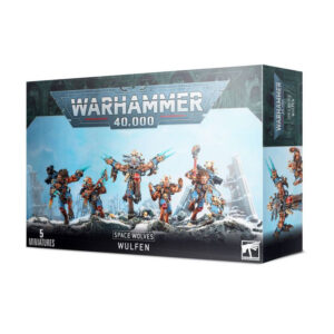 Boîte de jeu officielle du produit "99120101349_SMSWWulfenStock.jpg" présentant l'unité SPACE WOLVES: WULFENS pour Warhammer 40,000. Le large logo textuel "WARHAMMER 40,000" est fièrement affiché en haut au centre de la boîte dans son style métallique bleu et gris iconique. L'illustration principale montre cinq figurines de Wulfens assemblées et peintes, en posture de combat dynamique sur un sol rocheux et enneigé, sous un ciel bleu clair voilé de fumée. Ces guerriers massifs à l'apparence lupine possèdent une fourrure brune, des griffes de givre énergétiques d'un bleu éclatant, des haches et des boucliers customisés aux motifs de loups. En bas à gauche, la mention "5 MINIATURES" est visible, tandis que le nom de l'unité "SPACE WOLVES WULFEN" est centré au bas de la boîte, flanqué à droite du logo blanc de Games Workshop.