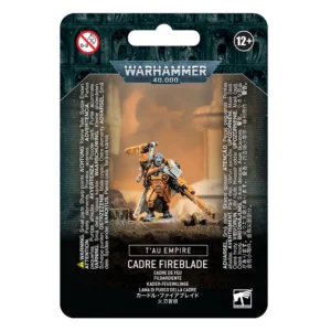 Emballage de produit Warhammer 40,000 présentant la figurine du T'AU EMPIRE: CADRE DE FEU. Au centre, la figurine assemblée et peinte représente un guerrier T'au à la peau bleue, vêtu d'une armure de combat couleur ocre et blanche, brandissant un sabre de liaison et un fusil à impulsion sur un socle rocheux. Le fond de l'illustration affiche une ambiance brumeuse et désertique aux tons orange et jaune. En haut de l'emballage, le logo officiel gris métallique "Warhammer 40,000" est visible. En bas, un encadré noir indique textuellement "T'AU EMPIRE CADRE FIREBLADE", suivi de sa traduction "CADRE DE FEU" en blanc.
