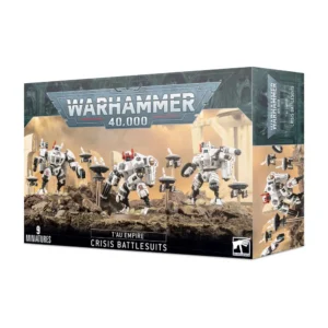 Boîte de jeu officielle Warhammer 40,000 présentant le kit d'unités "T'au Empire: Crisis Battlesuits". L'illustration principale montre trois grandes exo-armures de combat Crisis anthropomorphes et futuristes, peintes en blanc éclatant avec des marquages gris et rouges. Elles sont lourdement armées de canons et de systèmes de ciblage, et évoluent sur un terrain rocheux et désertique sous un ciel orangé. Elles sont accompagnées de six petits drones de soutien volants en forme de disques. En haut au centre, le logo imposant gris et bleu "WARHAMMER 40,000" est visible. En bas à gauche, la mention "9 MINIATURES" est inscrite, et au centre le texte "T'AU EMPIRE CRISIS BATTLESUITS" identifie le produit. Le logo blanc de la marque Warhammer figure dans le coin inférieur droit.