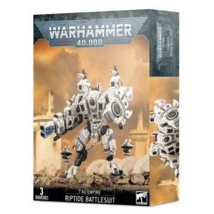 Boîte de produit officielle Warhammer 40,000 pour le set T'AU EMPIRE: EXO-ARMURE RIPTIDE, référencé sous le nom de fichier https___trade.games-workshop.com_assets_2022_02_EB200b-56-13-99120113077-Tau Empire XV104 Riptide Battlesuit.jpg. L'illustration principale montre une immense armure de combat robotique blanche et grise dotée de marquages linéaires rouges. Elle est armée d'un imposant canon d'assaut et d'un bouclier d'énergie arrondi, positionnée sur un sol rocheux à côté de deux drones de soutien volants. Le fond présente un paysage de cité futuriste baigné dans une lumière de coucher de soleil orange et jaune. Le logo imposant de "Warhammer 40,000" est imprimé en lettres d'argent en haut de la boîte, tandis que la mention "T'au Empire Riptide Battlesuit" figure en bas avec l'icône de Games Workshop.