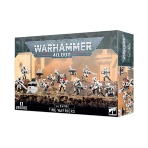 Emballage cartonné du kit de figurines commercialisé sous le nom "https___trade.games-workshop.com_assets_2023_08_EB200b-56-06-99120113076-Tau Empire Fire Warriors.jpg". En haut au centre, le logo bleu et gris "Warhammer 40,000" est mis en évidence. L'illustration centrale montre une escouade de soldats futuristes de l'univers T’AU EMPIRE: GUERRIERS DE FEU en armure blanche et noire avec des touches de rouge, armés de fusils à impulsion et accompagnés de drones de soutien technologique, le tout positionné sur un sol rocheux et désertique sous un ciel orangé. Les mentions "13 MINIATURES" apparaissent en bas à gauche et "T'AU EMPIRE FIRE WARRIORS" est inscrit en blanc sur fond noir au centre inférieur.