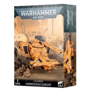 Boîte de produit officielle pour le T'AU EMPIRE: CUIRASSIER HAMMERHEAD de Warhammer 40,000. L'illustration principale montre un char d'assaut antigrav doté d'un camouflage de type désertique aux teintes ocre, orange et beige. Le véhicule est équipé d'un immense canon rectiligne monté sur une tourelle supérieure. Il survole un sol rocheux et aride avec, en arrière-plan flou, des structures architecturales futuristes sous un ciel brumeux et chaud. Le logo imposant « WARHAMMER 40,000 » est visible en haut au centre, tandis que le bandeau inférieur noir indique « 1 MINIATURE », « T'AU EMPIRE » et « HAMMERHEAD GUNSHIP » à côté du logo blanc de Games Workshop.