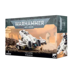 Boîte de produit officielle Warhammer 40,000 présentant le set T'AU EMPIRE: PIRANHA. L'illustration centrale montre un véhicule antigravitaire léger blanc avec des marquages rouges, piloté par deux guerriers de feu T'au. Le véhicule survole un sol rocheux et désertique sous un ciel orangé. Le logo officiel gris et bleu de Warhammer 40,000 est positionné en haut au centre, tandis que les mentions "1 Miniature" et "T'AU EMPIRE PIRANHA" apparaissent en blanc sur une bande noire en bas de la boîte.