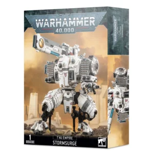Boîte de produit officielle pour la figurine T'au Empire : Stormsurge du jeu de stratégie Warhammer 40,000. L'illustration principale montre une immense armure balistique bipède de couleur blanche et grise avec des marquages rouges, dressée fièrement sur un sol rocheux sous un ciel orangé et nuageux. Le mecha arbore un gigantesque canon d'épaule orienté vers la gauche, de nombreuses nacelles de missiles sur ses flancs et des stabilisateurs au niveau de ses jambes. En haut de la boîte figure le grand logo gris métallique Warhammer 40,000. Le bandeau inférieur noir affiche les mentions "1 Miniature", "T'au Empire" et "Stormsurge", à côté du logo blanc de Citadel Miniatures.
