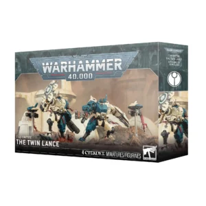 Boîte d'emballage officielle de l'ensemble de figurines d'unité T'au Empire : Les Lances Jumelles pour le jeu de stratégie Warhammer 40,000. Le grand logo argenté de Warhammer 40,000 domine le haut de l'emballage, intégré à une bordure gris foncé texturée de visages hurlants. L'illustration principale met en scène une force de combat de l'Empire T'au sur un terrain rocheux et sablonneux. On y voit deux imposantes armures de combat robotiques (Exo-armures) peintes dans un schéma bicolore ocre clair et turquoise foncé, équipées de systèmes d'armes lourdes futuristes, ainsi que deux drones d'accompagnement high-tech lévitant sur des tiges transparentes. L'arrière-plan dévoile l'architecture épurée et blanche d'un avant-poste T'au sous un ciel brumeux. Le bas de la boîte affiche le texte blanc "T'AU EMPIRE THE TWIN LANCE" à gauche, et la mention "4 CITADEL MINIATURES/FIGURINES" à côté du logo blanc Citadel de Warhammer. Le rabat latéral droit présente le symbole de faction de l'Empire T'au (un cercle blanc stylisé) ainsi que la traduction française de l'unité, Les Lances Jumelles.