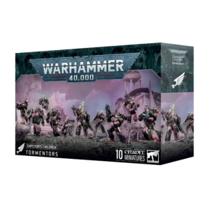 Photo de la boîte de jeu de l'unité de Tourmenteurs pour l'armée des Emperor's Children dans l'univers Warhammer 40,000. L'illustration principale montre 10 figurines peintes avec soin, vêtues d'armures noires et roses, brandissant des armes et posées sur un socle rocheux parsemé de chaînes métalliques. L'arrière-plan représente une architecture onirique et brumeuse aux teintes violettes. En haut, le logo "WARHAMMER 40,000" est inscrit en grandes lettres. En haut à droite et en bas à gauche, on peut lire les mentions "EMPEROR'S CHILDREN" et "TORMENTORS". Au centre, en bas de la boîte, est inscrit "10 CITADEL MINIATURES" à côté du logo "WARHAMMER" situé en bas à droite.