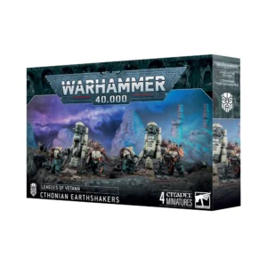 Une photographie d'emballage de produit pour un kit de miniatures Warhammer 40,000, spécifiquement pour le set 'Leagues of Votann Cthonian Earthshakers'. La boîte en carton est vue sous un angle de trois quarts, montrant la face avant et le côté droit. La face avant présente une illustration détaillée de quatre miniatures peintes dans une scène de paysage rocheux avec un arrière-plan cosmique violet et bleu. En haut, le logo 'WARHAMMER 40,000' est affiché en lettres argentées. Les miniatures comprennent : une grande armure de combat mécanisée avec deux bras de forage ; un humanoïde musclé de style barbare tenant un pistolet et un outil de forage ; une armure de combat plus petite avec une grande lance de forage montée sur le bras ; et une autre armure de combat plus petite tenant un fusil. Le paysage présente des formations rocheuses sombres et complexes et des structures d'usine lointaines. En bas de la boîte, un bandeau noir contient le texte : 'LEAGUES OF VOTANN' (au-dessus du nom de l'unité), 'CTHONIAN EARTHSHAKERS' (en grandes lettres capitales blanches), et '4 CITADEL MINIATURES' (avec un icône de marteau). Sur le côté droit de la boîte, le texte vertical indique : 'WARHAMMER 40,000', 'LEAGUES OF VOTANN', et 'CTHONIAN EARTHSHAKERS'. Le logo 'CITADEL MINIATURES' et le logo 'WARHAMMER' sont visibles sur les deux panneaux de la boîte.