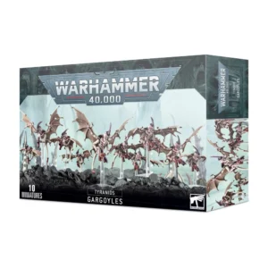 Boîte d'emballage officielle d'une unité de figurines pour le jeu de stratégie Warhammer 40,000, présentée de trois-quarts. Le grand logo argenté de Warhammer 40,000 domine la partie supérieure, incrusté sur une bordure supérieure gris foncé sculptée de reliefs de visages hurlants. L'illustration centrale met en scène l'Essaim de Gargouilles Tyranides entièrement assemblé et peint. On y observe 10 créatures ailées extraterrestres de la faction Tyranids représentées en plein vol. Ces monstres possèdent une peau beige clair rayée de rouge, de grandes ailes membraneuses chauve-souris couleur chair, et une corne violette sur la tête. Chaque créature est montée sur une tige transparente transparente pour simuler le vol au-dessus d'un sol de roches sombres et escarpées. Elles sont armées de leurs écorcheurs bio-organiques rattachés à leurs membres. L'arrière-plan affiche une atmosphère brumeuse et claire teintée de turquoise avec des silhouettes de structures organiques pointues. En bas au centre, un encadré noir épuré indique les inscriptions blanches "TYRANIDS GARGOYLES", flanquées de la mention "10 MINIATURES" à gauche et du logo blanc officiel de Warhammer Citadel à droite. Le rabat latéral droit, d'une teinte gris-bleu sombre, montre un aperçu vertical de ces créatures volantes sous le même angle.
