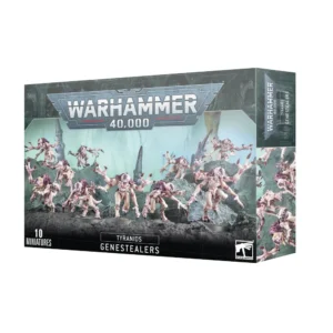 Boîte d'emballage officielle d'une unité de figurines pour le jeu de stratégie Warhammer 40,000, présentée de trois-quarts. Le grand logo argenté de Warhammer 40,000 domine la partie supérieure, incrusté sur une bordure supérieure gris foncé sculptée de reliefs de visages hurlants. L'illustration centrale met en scène l'escouade des Genestealers entièrement assemblée et peinte. On y observe 10 créatures extraterrestres féroces de la faction Tyranids adoptant des postures d'assaut et de course rampante ultra-dynamiques. Ces monstres possèdent une peau rose pâle, une carapace dorsale chitineuse d'un violet profond et quatre bras terminés par de redoutables griffes tranchantes. Ils se ruent vers l'avant sur un sol rocheux et sombre, parsemé de pointes extraterrestres organiques. L'arrière-plan affiche une atmosphère brumeuse teintée de turquoise et de vert pâle. En bas au centre, un encadré noir épuré indique les inscriptions blanches "TYRANIDS GENESTEALERS", flanquées de la mention "10 MINIATURES" à gauche et du logo blanc officiel de Warhammer Citadel à droite. Le rabat latéral droit, d'une teinte gris-bleu sombre, montre un aperçu vertical de ces monstres sous le même angle.