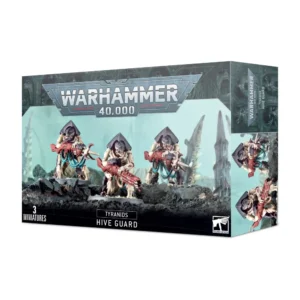 Boîte d'emballage officielle d'une unité de figurines pour le jeu de stratégie Warhammer 40,000, présentée de trois-quarts. Le grand logo argenté de Warhammer 40,000 domine la partie supérieure, incrusté sur une bordure supérieure gris foncé sculptée de reliefs de visages hurlants. L'illustration centrale met en scène l'escouade des Gardes des Ruches (intitulée Tyranid Hive Guard en anglais) entièrement assemblée et peinte. On y observe 3 créatures monstrueuses et massives de la faction Tyranids, lourdement protégées. Ces monstres extraterrestres possèdent une peau rose pâle et une immense carapace chitineuse d'un violet profond qui enveloppe leur tête et leur dos comme un bouclier. Ils sont équipés de canons biologiques symbiotiques noirs et rouges, les canons empaleurs, reliés à leurs bras par des tissus organiques. L'unité est représentée en position défensive et d'attaque sur un sol rocheux et sombre parsemé de pointes extraterrestres. L'arrière-plan affiche une atmosphère mystique et brumeuse teintée de turquoise. En bas au centre, un encadré noir épuré indique les inscriptions blanches "TYRANIDS HIVE GUARD", flanquées de la mention "3 MINIATURES" à gauche et du logo blanc officiel de Warhammer Citadel à droite. Le rabat latéral droit, d'une teinte gris-bleu sombre, montre un aperçu vertical de l'un de ces monstres sous le même angle.