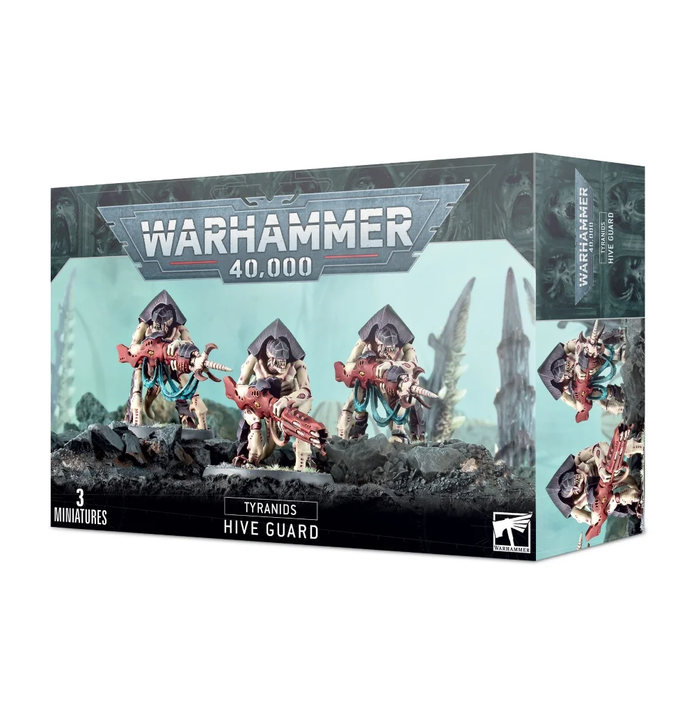 Boîte d'emballage officielle d'une unité de figurines pour le jeu de stratégie Warhammer 40,000, présentée de trois-quarts. Le grand logo argenté de Warhammer 40,000 domine la partie supérieure, incrusté sur une bordure supérieure gris foncé sculptée de reliefs de visages hurlants. L'illustration centrale met en scène l'escouade des Gardes des Ruches (intitulée Tyranid Hive Guard en anglais) entièrement assemblée et peinte. On y observe 3 créatures monstrueuses et massives de la faction Tyranids, lourdement protégées. Ces monstres extraterrestres possèdent une peau rose pâle et une immense carapace chitineuse d'un violet profond qui enveloppe leur tête et leur dos comme un bouclier. Ils sont équipés de canons biologiques symbiotiques noirs et rouges, les canons empaleurs, reliés à leurs bras par des tissus organiques. L'unité est représentée en position défensive et d'attaque sur un sol rocheux et sombre parsemé de pointes extraterrestres. L'arrière-plan affiche une atmosphère mystique et brumeuse teintée de turquoise. En bas au centre, un encadré noir épuré indique les inscriptions blanches "TYRANIDS HIVE GUARD", flanquées de la mention "3 MINIATURES" à gauche et du logo blanc officiel de Warhammer Citadel à droite. Le rabat latéral droit, d'une teinte gris-bleu sombre, montre un aperçu vertical de l'un de ces monstres sous le même angle.