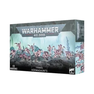 Boîte d'emballage officielle d'une unité de figurines pour le jeu de stratégie Warhammer 40,000, présentée de trois-quarts. Le grand logo argenté de Warhammer 40,000 domine la partie supérieure, incrusté sur une bordure supérieure gris foncé sculptée de reliefs de visages hurlants. L'illustration centrale met en scène l'escouade des Hormagaunts entièrement assemblée et peinte. On y observe 10 créatures extraterrestres légères et agiles de la faction Tyranids, représentées en pleine course bondissante et agressive. Ces monstres possèdent une peau rose pâle, une carapace dorsale chitineuse d'un violet profond se terminant par des pointes et de longues griffes antérieures féroces en forme de faux d'un rouge vif. Ils s'élancent vers l'avant sur un sol rocheux et sombre parsemé de petites pointes organiques. L'arrière-plan affiche une atmosphère brumeuse teintée de turquoise et de vert pâle. En bas au centre, un encadré noir épuré indique les inscriptions blanches "TYRANIDS HORMAGAUNTS", flanquées de la mention "10 MINIATURES" à gauche et du logo blanc officiel de Warhammer Citadel à droite. Le rabat latéral droit, d'une teinte gris-bleu sombre, montre un aperçu vertical de l'un de ces monstres bondissants sous le même angle.