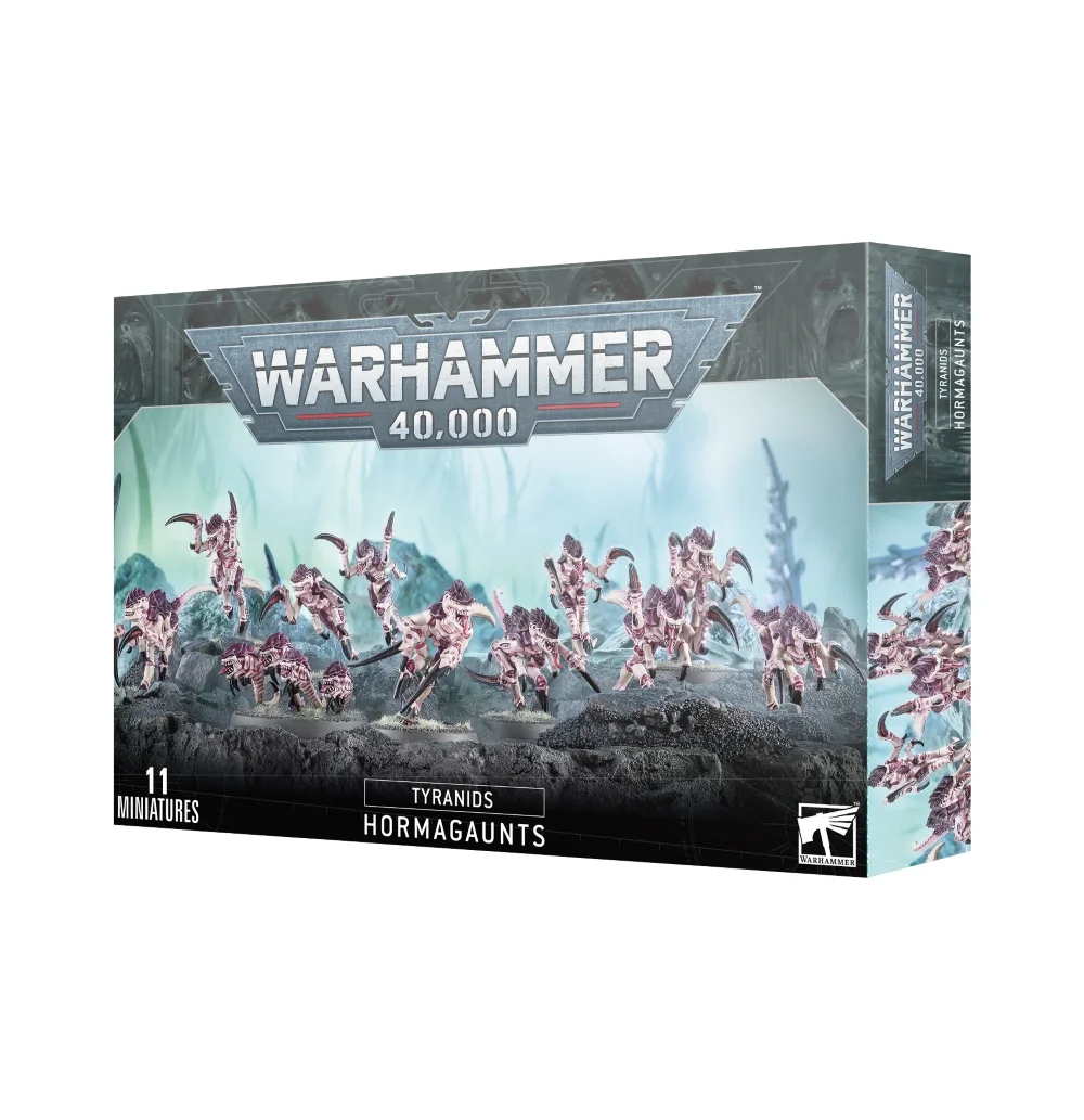 Boîte d'emballage officielle d'une unité de figurines pour le jeu de stratégie Warhammer 40,000, présentée de trois-quarts. Le grand logo argenté de Warhammer 40,000 domine la partie supérieure, incrusté sur une bordure supérieure gris foncé sculptée de reliefs de visages hurlants. L'illustration centrale met en scène l'escouade des Hormagaunts entièrement assemblée et peinte. On y observe 10 créatures extraterrestres légères et agiles de la faction Tyranids, représentées en pleine course bondissante et agressive. Ces monstres possèdent une peau rose pâle, une carapace dorsale chitineuse d'un violet profond se terminant par des pointes et de longues griffes antérieures féroces en forme de faux d'un rouge vif. Ils s'élancent vers l'avant sur un sol rocheux et sombre parsemé de petites pointes organiques. L'arrière-plan affiche une atmosphère brumeuse teintée de turquoise et de vert pâle. En bas au centre, un encadré noir épuré indique les inscriptions blanches "TYRANIDS HORMAGAUNTS", flanquées de la mention "10 MINIATURES" à gauche et du logo blanc officiel de Warhammer Citadel à droite. Le rabat latéral droit, d'une teinte gris-bleu sombre, montre un aperçu vertical de l'un de ces monstres bondissants sous le même angle.