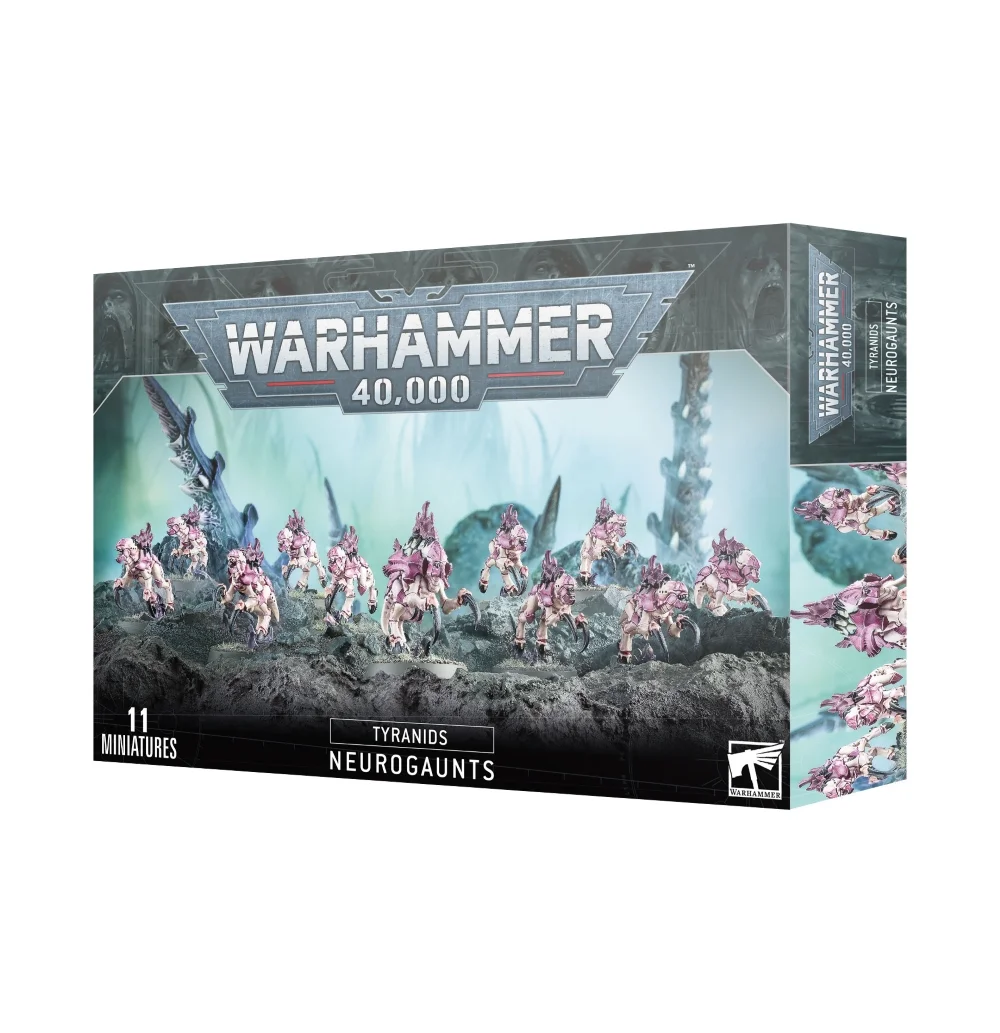 Boîte d'emballage officielle d'une unité de figurines pour le jeu de stratégie Warhammer 40,000, présentée de trois-quarts. Le grand logo argenté de Warhammer 40,000 domine la partie supérieure, incrusté sur une bordure supérieure gris foncé sculptée de reliefs de visages hurlants. L'illustration centrale met en scène l'essaim de Neurogaunts entièrement assemblé et peint. On y observe 11 petites créatures bio-mécaniques de la faction Tyranids progressant en meute sur un sol rocheux gris foncé et escarpé. Les monstres possèdent un corps de couleur blanc os ou beige clair, surmonté d'une carapace dorsale chitineuse rose violacé et de petites excroissances organiques. Ils sont dotés de pattes griffues noires et d'une posture agressive orientée vers l'avant. La créature au centre, légèrement plus grande, sert de nœud de communication pour la meute. L'arrière-plan brumeux est baigné d'une lueur turquoise pâle laissant entrevoir des pointes et des structures biologiques extraterrestres. En bas au centre, un encadré noir épuré indique les inscriptions blanches "TYRANIDS NEUROGAUNTS", flanquées de la mention "11 MINIATURES" à gauche et du logo blanc officiel de Warhammer Citadel à droite. Le rabat latéral droit, d'une teinte gris-bleu sombre, montre un aperçu vertical de l'essaim sous le même angle.