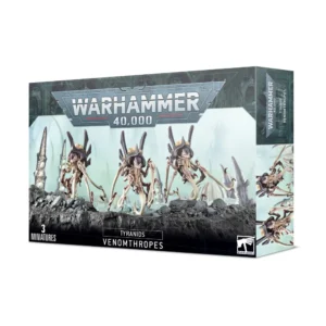Boîte d'emballage officielle d'une unité de figurines pour le jeu de stratégie Warhammer 40,000, présentée de trois-quarts. Le grand logo argenté de Warhammer 40,000 domine la partie supérieure, incrusté sur une bordure supérieure gris foncé sculptée de reliefs de visages hurlants. L'illustration centrale met en scène l'escouade des Venomthropes entièrement assemblée et peinte. On y observe 3 créatures extraterrestres lévitantes de la faction Tyranids. Ces monstres possèdent un corps beige clair squelettique, une carapace dorsale chitineuse d'un violet profond d'où émergent des cheminées de spores, et une multitude de longs tentacules flexibles couleur chair qui pendent vers le sol. Leurs têtes sont caractérisées par des plaques faciales sombres et des grappes de tentacules de succion au niveau de la mâchoire. L'unité progresse au-dessus d'un sol rocheux et sombre, devant un arrière-plan brumeux baigné d'une lueur turquoise pâle parsemé de structures organiques pointues. En bas au centre, un encadré noir épuré indique les inscriptions blanches "TYRANIDS VENOMTHROPES", flanquées de la mention "3 MINIATURES" à gauche et du logo blanc officiel de Warhammer Citadel à droite. Le rabat latéral droit, d'une teinte gris-bleu sombre, montre un aperçu vertical partiel de ces créatures sous le même angle.