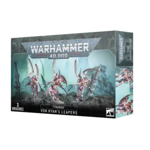 Boîte d'emballage officielle d'une unité de figurines pour le jeu de stratégie Warhammer 40,000, présentée de trois-quarts. Le grand logo argenté de Warhammer 40,000 domine la partie supérieure, incrusté sur une bordure supérieure gris foncé sculptée de reliefs de visages hurlants. L'illustration centrale met en scène l'escouade des Bondisseurs de Von Ryan (intitulée Tyranids Von Ryan's Leapers en anglais) entièrement assemblée et peinte. On y observe 3 créatures prédatrices insectoïdes de la faction Tyranids progressant de manière agressive sur un sol rocheux et escarpé gris foncé. Les monstres possèdent une peau de couleur blanc os ou beige clair, contrastée par une carapace dorsale chitineuse d'un violet pourpre strié. Ils sont dotés de deux immenses pinces faucheuses crantées qui s'élèvent au-dessus de leur tête et de deux bras antérieurs terminés par des griffes acérées. L'arrière-plan brumeux est baigné d'une lueur turquoise pâle laissant entrevoir des cheminées de toxines et des structures biologiques de l'Esprit-Ruche. En bas au centre, un encadré noir épuré indique les inscriptions blanches "TYRANIDS VON RYAN'S LEAPERS", flanquées de la mention "3 MINIATURES" à gauche et du logo blanc officiel de Warhammer Citadel à droite. Le rabat latéral droit, d'une teinte gris-bleu sombre, montre un aperçu vertical de l'unité sous le même angle.