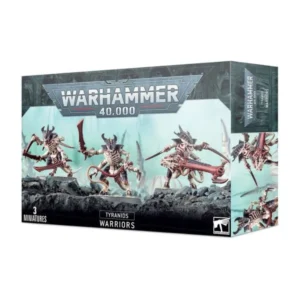 Boîte d'emballage officielle d'une unité de figurines pour le jeu de stratégie Warhammer 40,000, présentée de trois-quarts. Le grand logo argenté de Warhammer 40,000 domine la partie supérieure, incrusté sur une bordure supérieure gris foncé sculptée de reliefs de visages hurlants. L'illustration centrale met en scène l'escouade des Guerriers Tyranides entièrement assemblée et peinte. On y observe 3 créatures extraterrestres imposantes et polyvalentes de la faction Tyranids, représentées en posture de combat. Ces monstres possèdent une peau beige clair, une carapace dorsale et des plaques crâniennes d'un violet profond, ainsi que des armes bio-organiques d'un rouge bordeaux. Le guerrier de gauche manie des épées d'os tranchantes, celui du centre brandit une épée d'os et un bio-fouet flexible, tandis que celui de droite est équipé d'un lourd étrangleur biologique. Ils progressent sur un sol de roches sombres et escarpées, devant un arrière-plan brumeux baigné d'une lueur turquoise pâle parsemé de structures organiques pointues. En bas au centre, un encadré noir épuré indique les inscriptions blanches "TYRANIDS WARRIORS", flanquées de la mention "3 MINIATURES" à gauche et du logo blanc officiel de Warhammer Citadel à droite. Le rabat latéral droit, d'une teinte gris-bleu sombre, montre un aperçu vertical de ces monstres sous deux angles différents.