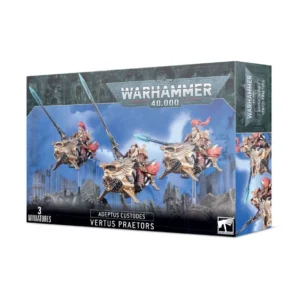 Boîte de figurines pour le jeu Warhammer 40,000 présentant l'ensemble Vertus Praetors. L'illustration centrale montre trois guerriers d'élite Adeptus Custodes en armure dorée étincelante et capes rouges, pilotant des motojets ornées d'une tête d'aigle sculptée à l'avant. Les pilotes survolent un champ de bataille en ruine sous un ciel bleu nuageux tout en brandissant de longues lances énergétiques pointées vers le haut. En haut de l'emballage, le logo gris « Warhammer 40,000 » est mis en avant. Le bas de la boîte, sur fond noir, porte les mentions « 3 Miniatures », « Adeptus Custodes » et le nom de l'unité « Vertus Praetors », accompagné du logo officiel Warhammer dans le coin inférieur droit. Le flanc latéral droit de la boîte montre un aperçu vertical rapproché d'un des cavaliers.