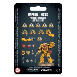 Blister noir de présentation pour les Améliorations et décalcomanies Imperial Fists Primaris. Le visuel montre une sélection de composants en plastique : plusieurs épaulières jaunes ornées de l'emblème du poing noir, trois têtes alternatives dont une avec un casque rouge, et des accessoires comme des sceaux de pureté. Au centre, un Space Marine Primaris peint en jaune vif illustre l'usage de ces éléments. Le texte "IMPERIAL FISTS PRIMARIS UPGRADES AND TRANSFERS" est écrit en blanc en haut, tandis que les logos "WARHAMMER 40,000" et "CITADEL" figurent en bas sur fond noir, entourés d'avertissements de sécurité multilingues.