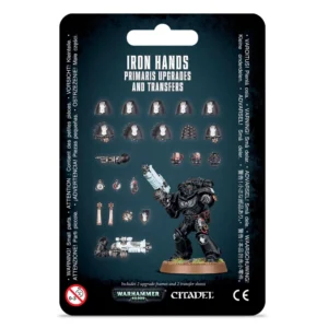 Présentation visuelle du blister de conversion "Iron Hands Primaris Upgrades and Transfers" pour Warhammer 40,000. Le fond sombre met en évidence la diversité des composants inclus dans les deux grappes de conversion : une sélection détaillée comprenant dix épaulières décorées de l'emblème iconique de l'Iron Hand, trois têtes alternatives arborant des implants cybernétiques et des capteurs optiques sophistiqués, ainsi que divers accessoires de modélisme tels que des servo-crânes, des sceaux de pureté, des pistolets à plasma et des éléments d'équipement technologique. Au centre, une figurine de Space Marine Primaris, entièrement assemblée et peinte aux couleurs noir et argent de la légion, démontre l'intégration réussie de ces pièces sur le terrain. Le packaging affiche clairement les logos "Warhammer 40,000" et "Citadel" en bas de page, entourés d'avertissements de sécurité multilingues en bordure.
