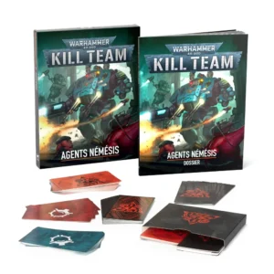Photo de présentation du produit d'extension Kill Team: Agents Némésis. À l'arrière-plan, un livre de règles souple et un dossier de fiches assorti se tiennent debout, affichant la même illustration dynamique : une imposante exo-armure de combat robotisée bleu turquoise tirant des salves d'énergie lumineuses au milieu d'un affrontement futuriste sombre aux nuances vertes et rouges. Le logo gris "Warhammer 40,000 Kill Team" trône au sommet de chaque couverture, avec le titre "Agents Némésis" inscrit en lettres blanches soulignées d'orange en bas. Au premier plan, le contenu imprimé est étalé sur une surface blanche, dévoilant plusieurs paquets de cartes de jeu aux dos colorés en rouge, bleu turquoise et noir ainsi qu'un étui de rangement cartonné noir frappé d'un emblème rouge.