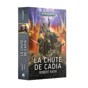Illustration de couverture du roman broché La Chute de Cadia par Robert Rath, situé dans l'univers de Warhammer 40,000. Au premier plan, un officier de la Garde Impériale au visage marqué par la bataille, vêtu d'un uniforme militaire vert et d'un manteau, se tient sur un amas de décombres et de barbelés, entouré de ses soldats. Ils portent des fusils laser et brandissent un grand drapeau impérial qui flotte au-dessus de la mêlée. L'arrière-plan révèle une cité en proie aux flammes sous un ciel nocturne apocalyptique, avec des teintes orange vif et rouge sombre suggérant un bombardement orbital intense. Le titre "LA CHUTE DE CADIA" est inscrit en grandes lettres capitales blanches dans la partie inférieure de la couverture, avec le nom de l'auteur, "ROBERT RATH", juste en dessous. En haut de la couverture, le logo argenté "WARHAMMER 40,000" domine la scène. Le dos du livre est visible sur la gauche, affichant le titre complet et le logo distinctif de la Black Library en pied de page.