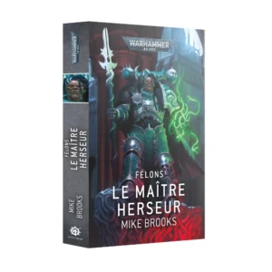 Vue en perspective de trois quarts d'un livre broché intitulé Le Maître Herseur (Broché). La couverture illustre un Space Marine massif, aux couleurs de l'Alpha Legion avec une armure verte écailleuse, debout dans une posture imposante. Il brandit une longue lance ornée d'un motif de serpent tandis qu'une lueur mystique verte émane de sa main gauche, projetant des éclats sur une surface organique rougeâtre et tentaculaire à ses pieds. L'arrière-plan représente un environnement gothique sombre et industriel, baigné d'une lumière sinistre. Le logo argenté "WARHAMMER 40,000" est situé en haut de la couverture. Le titre "FÉLONS - LE MAÎTRE HERSEUR" et le nom de l'auteur "MIKE BROOKS" sont imprimés en lettres capitales blanches dans la partie inférieure. La tranche du livre, grise et texturée, affiche le titre et le logo de la Black Library.