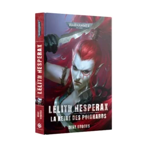 Vue de trois quarts de la couverture et du dos du livre de la Black Library intitulé Lelith Hesperax: La Reine des Poignards (broché). L'illustration principale présente un plan rapproché sur Lelith Hesperax, une gladiatrice Drukhari à la peau d'un blanc spectral, aux oreilles pointues et au regard féroce, marqué par un tatouage runique rouge sous l'œil gauche. Sa longue chevelure d'un rouge écarlate vibrant s'agite en arrière-plan. Elle brandit une dague d'argent incurvée de sa main gantée de noir, tandis qu'une épaulière noire à pointes habille son épaule. Le logo argenté Warhammer 40,000 est centré au sommet de la couverture. En bas, le titre « LELITH HESPERAX LA REINE DES POIGNARDS » apparaît en lettres capitales blanches usées au-dessus du nom de l'auteur « MIKE BROOKS ». Le dos du livre est rouge sombre texturé et reprend les mêmes inscriptions textuelles ainsi que le logo de la maison d'édition Black Library à sa base.