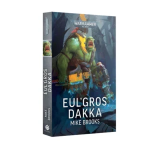 Une illustration de couverture pour le roman de science-fiction Eul'Gros Dakka de Mike Brooks, publié par Black Library dans l'univers de Warhammer 40,000. Au premier plan, un Ork massif à la peau verte, doté d'une mâchoire proéminente et d'une expression furieuse et agressive, occupe la majeure partie de l'image. Il porte des équipements de combat robustes et improvisés, notamment une large épaulière jaune vif rivetée. Il brandit une imposante arme de mêlée mécanisée, ressemblant à une pince énergétique, modifiée avec des composants industriels et parcourue d'arcs électriques bleutés, suggérant une technologie instable et dangereuse. L'arrière-plan est sombre, nimbé d'une atmosphère oppressante et industrielle évoquant un champ de bataille dévasté avec des structures architecturales en ruines. Le titre du livre, "EUL'GROS DAKKA", est inscrit en grandes lettres capitales blanches, centrées en bas de la couverture, avec le nom de l'auteur, "MIKE BROOKS", juste en dessous. Le logo emblématique "WARHAMMER 40,000" figure en haut de l'image sur fond argenté, tandis que le logo de Black Library est placé discrètement dans le coin inférieur gauche.