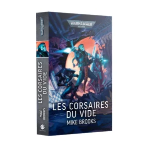 Un livre au format broché en français intitulé Les Corsaires du Vide (Broché) par Mike Brooks pour l'univers Warhammer 40,000, présenté debout en perspective de trois quarts sur un fond blanc épuré. La tranche gauche du livre présente le logo gris "Warhammer 40,000" à son sommet, suivi du titre "LES CORSAIRES DU VIDE" et du nom de l'auteur "MIKE BROOKS" imprimés verticalement en blanc, avec le logo blanc de la Black Library à sa base. La couverture avant affiche une illustration de science-fiction dynamique et colorée dominée par des teintes de bleu, de turquoise et d'orange. On y voit un groupe d'Aeldari Corsaires combattant au milieu de décombres métalliques futuristes, sous un ciel étoilé où se découpe une immense planète orange lumineuse. Le personnage central, coiffé d'une longue tresse et portant un masque respiratoire blanc, tire avec un pistolet énergétique brillant d'une lueur bleutée tout en brandissant une épée. À sa gauche, un autre éclaireur vêtu d'une cape sombre est accroupi, une dague incurvée à la main. Le sommet de la couverture porte le logo argenté de "Warhammer 40,000", tandis que le bas affiche le titre "LES CORSAIRES DU VIDE" et le nom de l'auteur "MIKE BROOKS" en grandes lettres blanches capitales.