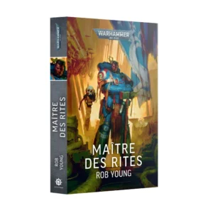 Vue en perspective du livre Maître des Rites (broché), illustrant un Space Marine en armure bleue des Ultramarines, debout dans un environnement industriel sombre et complexe parsemé de câbles verts au sol. À ses côtés, sur la gauche, un drone serviteur mécanique doté d'un crâne flotte dans les airs, tandis qu'une grande bannière bleue orne l'arrière-plan. Le logo argenté "Warhammer 40,000" est situé en haut de la couverture, tandis que le titre "MAÎTRE DES RITES" et le nom de l'auteur, "ROB YOUNG", apparaissent en bas sur fond sombre, avec le logo de la Black Library visible sur la tranche du livre.