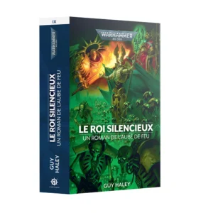 Vue de trois-quarts montrant la couverture et la tranche bleu foncé du roman en français de la Black Library intitulé L'Aube de Feu: Le Roi Silencieux (broché). Sur la tranche, on peut lire en blanc le chiffre romain "IX", le logo vertical "Warhammer 40,000", le titre principal, le sous-titre "Un roman de L'Aube de Feu", le nom de l'auteur Guy Haley et le symbole de la Black Library. L'illustration de couverture est dominée par des nuances de vert néon et d'or : au centre se dresse Szarekh, le Roi Silencieux des Nécrons, brandissant son sceptre face au Primarque Roboute Guilliman en armure dorée étincelante. Une immense armée de guerriers Nécrons et de scarabées canopteks aux yeux verts luisants s'étend à perte de vue au premier plan et en arrière-plan. Le logo gris métallique "Warhammer 40,000" est placé en haut au centre, tandis que le titre du livre et le nom de l'auteur s'affichent en lettres capitales blanches au centre et en bas de l'ouvrage.
