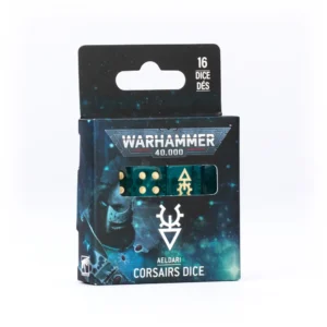 Emballage cartonné officiel d'un accessoire pour Warhammer 40,000, présenté sur un fond blanc uni. La boîte, dotée d'une languette de suspension noire indiquant "16 DICE / DÉS", affiche le logo argenté "Warhammer 40,000" en haut. Le design de la boîte évoque une nébuleuse spatiale turquoise et noire parsemée d'étoiles, avec le visage masqué d'un pirate extraterrestre en arrière-plan à gauche. Au centre, une fenêtre transparente rectangulaire laisse entrevoir les dés rangés à l'intérieur : ils sont d'une couleur turquoise translucide avec des points dorés. L'un des dés dévoile sa face 6, remplacée par un symbole runique jaune représentant l'icône des Corsaires. Sous la fenêtre, le grand logo runique blanc de la faction surmonte les inscriptions "AELDARI" et "CORSAIRS DICE". Ce produit correspond parfaitement au Set de Dés des Corsaires Aeldari pour personnaliser vos parties.
