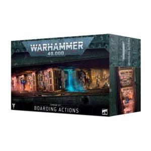 Emballage cartonné officiel du Set de Terrain d'Abordage pour Warhammer 40,000, présenté de face. L'illustration centrale met en scène un couloir métallique et industriel sombre à l'intérieur d'un vaisseau spatial, composé de cloisons blindées, de piliers massifs et de portes étanches. L'ambiance est partagée entre deux éclairages contrastés : une lueur orange et incandescente sur la gauche qui illumine des Space Marines en armure bleue, et une lueur bleu électrique au centre et à droite où se profilent des combattants ennemis. Le grand logo gris et bleu « WARHAMMER 40,000 » est placé en haut au centre, tandis que l'inscription anglaise « TERRAIN SET BOARDING ACTIONS » apparaît en lettres blanches dans un bandeau noir tout en bas de la boîte.