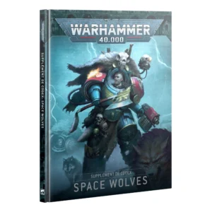 Vue en perspective de la couverture rigide du livre Supplément de Codex: Space Wolves pour Warhammer 40,000. L'illustration centrale met en scène un imposant Chef de Grande Compagnie Space Wolf en armure Terminator bleu-gris, coiffé d'une queue-de-cheval et hurlant sa rage. Il est paré d'une immense peau de loup sur le dos surmontée d'un crâne de monstre, et brandit une lourde hache de givre d'une main et un gantelet de tir de l'autre. Le fond est baigné d'une énergie électrique bleu clair avec des éclairs de foudre, tandis que des silhouettes de loups noirs aux yeux brillants apparaissent au premier plan. Le logo argenté "WARHAMMER 40,000" est imprimé en haut, et les inscriptions blanches "SUPPLÉMENT DE CODEX" et "SPACE WOLVES" sont visibles en bas. Le titre est également repris verticalement sur la tranche gauche du livre.