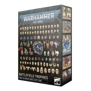 Emballage cartonné officiel de la boîte d'accessoires Trophées de Champ de Bataille pour Warhammer 40,000, présenté de trois-quarts face sur un fond blanc. La face avant de la boîte, de couleur gris sombre texturé, affiche en haut le grand logo métallique « WARHAMMER 40,000 ». Le visuel présente un catalogue impressionnant de dizaines de pièces en plastique alignées : plusieurs rangées de crânes humains texturés, des casques endommagés de Space Marines de différents chapitres, ainsi que des crânes et restes d'Orks, de Tyranides, de T'au et d'Aeldari. Au centre se distingue un buste de Space Marine en armure bleue, brisé et incrusté dans un monticule de roche. Sur la tranche droite de l'emballage, cinq vignettes verticales illustrent ces éléments peints et fixés sur les socles de diverses figurines en situation de jeu. En bas de la boîte, les inscriptions blanches indiquent le nom du set en anglais « BATTLEFIELD TROPHIES » suivi de la mention « ONLY IN DEATH DOES DUTY END ».