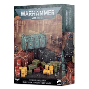 Emballage cartonné officiel du set de décors Zone de Bataille: Manufactorum – Conteneurs Blindés du Munitorum pour Warhammer 40,000, présenté de face. L'illustration centrale met en scène une zone industrielle encombrée de matériel logistique sous un ciel brumeux aux teintes sépia et marron. Au centre, un grand conteneur blindé vert industriel est empilé à cheval sur deux autres conteneurs, l'un rouge brique et l'un noir satiné, tous ornés de détails gothiques et de petits crânes sculptés. À leurs pieds se trouvent un amoncellement de petites caisses de ravitaillement vertes et rouges frappées de l'Aquila impériale, ainsi que plusieurs fûts de carburant jaunes et rouges. Quelques figurines de Space Marines en armure bleue patrouillent autour de ces éléments de décor. Le grand logo métallique « WARHAMMER 40,000 » trône en haut de la boîte, tandis que l'inscription anglaise « BATTLEZONE: MANUFACTORUM MUNITORUM ARMOURED CONTAINERS » figure dans un bandeau noir en bas.