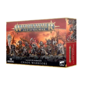 Photo de face de l'emballage de la boîte de Guerriers du Chaos (commercialisée sous le nom officiel Chaos Warriors) pour le jeu Warhammer Age of Sigmar. Le logo officiel doré "WARHAMMER AGE OF SIGMAR" est positionné en haut vers la gauche. Sur la droite, un bandeau vertical rouge texturé présente les logos de la faction ainsi que les inscriptions de la boîte. L'illustration principale met en scène un groupe de 10 Guerriers du Chaos lourdement protégés par des armures de plaques noires baroques, des capes de fourrure et des casques à cornes. Ils avancent de front sur un sol rocheux et volcanique, brandissant des haches imposantes, des épées et de larges boucliers runiques noirs et dorés, tandis qu'une grande bannière lacérée s'élève à gauche. L'arrière-plan dépeint un paysage de désolation apocalyptique sous un ciel embrasé, chargé de fumée orange et rouge. En bas, une section noire indique "SLAVES TO DARKNESS CHAOS WARRIORS" avec l'inscription "10 MINIATURES" visible dans le coin inférieur gauche.