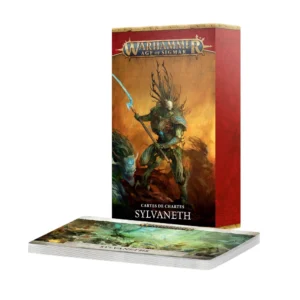 Visuel de l'étui et du paquet de Cartes de Charte: Sylvaneth pour Warhammer Age of Sigmar. Le boîtier vertical arbore en haut le logo officiel doré « Warhammer Age of Sigmar » sur un bandeau rouge. L'illustration centrale dépeint un esprit de la forêt aux ramures imposantes holding une lance gravée de runes bleues lumineuses sur un fond enflammé aux teintes dorées et orangées. En bas de l'étui figure la mention « CARTES DE CHARTES SYLVANETH ». Au premier plan repose le paquet de cartes de jeu étalé, laissant apparaître une illustration forestière verdoyante sur la carte supérieure.