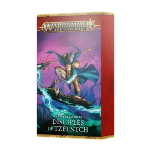 La boîte de rangement verticale du paquet de Cartes de Chartes des Disciples de Tzeentch pour le jeu Warhammer Age of Sigmar est représentée de face en perspective de trois quarts sur un fond blanc neutre. La face avant de l'étui montre le logo officiel doré "Warhammer Age of Sigmar" au sommet, délimité par une bordure dorée à rivets. L'illustration principale, baignée dans une atmosphère magique violette, rose et turquoise, met en scène un puissant sorcier à la peau grise et au crâne rasé. Ce personnage porte une armure de plaques dorées, une longue cape bleu vif et chevauche un disque de Tzeentch métallique au-dessus de vagues d'énergie magique verte. Il brandit un long bâton runique d'où jaillit de l'électricité turquoise. Au bas de l'illustration, les titres textuels "CARTES DE CHARTES" et "DISCIPLES OF TZEENTCH" sont imprimés en lettres capitales blanches. Le côté droit de l'emballage est rouge brique avec de discrets motifs géométriques en filigrane.