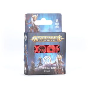 Photo de l'emballage cartonné du set de Dés des Filles de Khaine pour le jeu Warhammer Age of Sigmar. La boîte présente des illustrations de guerrières elfes aux cheveux blancs et armures dorées brandissant des lances sur un fond bleu sombre et brumeux. Une fenêtre transparente au centre expose quatre dés de couleur rouge vif marbré de noir. Le dé central affiche le symbole gravé de la faction des Filles de Khaine. Les inscriptions "16 DICE DÉS" en haut à droite et "DAUGHTERS OF KHAINE DICE" en bas complètent le visuel.