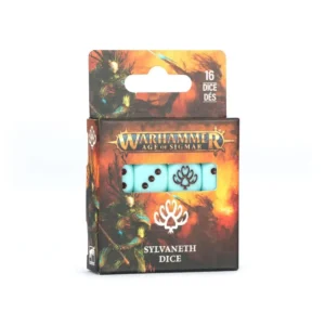 Photo de l'emballage suspendu du set de Dés des Sylvaneths pour le jeu Warhammer Age of Sigmar. La boîte en carton présente des illustrations de guerriers arbres de la forêt sur un fond embrasé de teintes orange et jaunes. Une découpe transparente au centre révèle quatre des 16 dés inclus, qui sont de couleur turquoise clair ou vert menthe avec des points marron foncé. Le dé central montre le symbole stylisé de la faction Sylvaneth. Les inscriptions sur la boîte indiquent "16 DICE DÉS" en haut à droite et "SYLVANETH DICE" au-dessus du logo officiel de la marque.