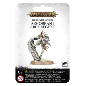 Emballage sous blister d'une figurine pour Warhammer Age of Sigmar avec un fond blanc et le logo officiel doré du jeu au sommet. La figurine peinte de l'Abhorrant Archregent de la faction Flesh-Eater Courts est représentée agrippée à un pilier en ruine gris foncé. Ce monstre goule à la peau verdâtre et aux oreilles pointues rugit la gueule ouverte, révélant ses crocs. La créature possède de longues griffes acérées, des membranes d'ailes bordeaux repliées dans le dos et porte un pagne en cuir déchiré orné d'un crâne humain. En haut du packaging, la faction « FLESH-EATER COURTS » et le titre « ABHORRANT ARCHREGENT » sont inscrits en lettres noires.