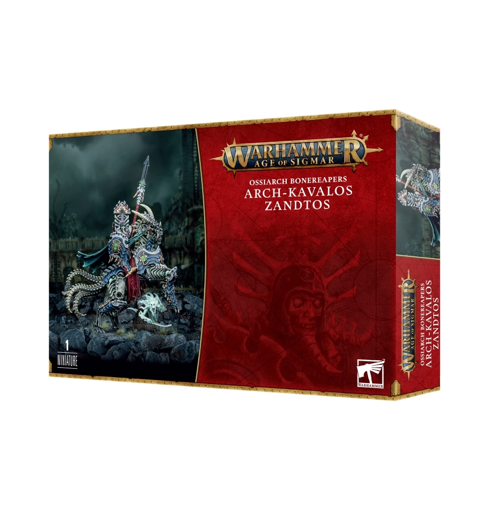 Boîte d'emballage du jeu Warhammer Age of Sigmar avec une section droite rouge arborant le logo officiel du jeu en lettres dorées. L'illustration centrale, baignée dans une atmosphère sombre et brumeuse aux teintes vert éthéré avec une forteresse d'ossements en arrière-plan, met en valeur la figurine peinte d'Arch-Kavalos Zandtos. Ce commandant squelettique de la faction Ossiarch Bonereapers chevauche un imposant destrier monstrueux composé d'ossements et de plaques d'armure bleues aux finitions métalliques et dorées. Drapé d'une cape sombre et coiffé d'un haut casque ornementé, il brandit une longue lance ouvragée au-dessus d'un sol de roches sombres. Le coffret indique la mention « 1 MINIATURE », la faction « OSSIARCH BONEREAPERS », le nom « ARCH-KAVALOS ZANDTOS » ainsi que les logos officiels Citadel et Warhammer.
