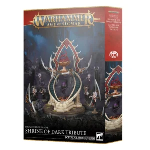 Visuel du packaging officiel Warhammer Age of Sigmar pour la figurine de l'Autel de Sombre Tribut (Shrine of Dark Tribute) de la faction Daughters of Khaine. La boîte au bandeau supérieur rouge présente en haut le logo officiel doré « Warhammer Age of Sigmar ». L'illustration centrale met en scène une imposante structure rituelle en pierre claire dotée de deux escaliers courbes menant à une vasque surmontée d'une arche gravée de runes rouges et renfermant un orbe sombre en suspension. L'autel est entouré de guerrières aelfes sur un sol rocheux et sombre. Sur la tranche droite rouge figurent le symbole blanc de la faction ainsi que l'inscription « SHRINE OF DARK TRIBUTE / AUTEL DE SOMBRE TRIBUT ». En bas sont indiqués le nom de l'élément et la mention « 1 CITADEL MINIATURE/FIGURINE ».