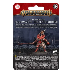 Vue de face du packaging sous blister cartonné de la figurine de Bloodmaster, Herald of Khorne pour Warhammer Age of Sigmar. La partie supérieure de l'emballage présente un fond rouge texturé sur lequel est apposé le grand logo doré "WARHAMMER AGE OF SIGMAR". Juste en dessous, on peut lire les inscriptions blanches "BLADES OF KHORNE" et "BLOODMASTER, HERALD OF KHORNE", suivies de leurs traductions en plusieurs langues, dont le français "Maître du Sang, Héraut de Khorne". L'illustration centrale présente la figurine assemblée et peinte : un démon à la peau rouge vif, doté de grandes cornes noires et d'une armure d'airain ornée de crânes. Il brandit une longue lame de la nuit runique et se tient sur un socle rocheux décoré de crânes, sur fond de paysage sombre et brumeux parsemé de piques. La partie inférieure de l'emballage contient une large bande noire avec des avertissements de sécurité en blanc et le logo blanc de Warhammer dans le coin inférieur droit.